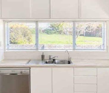Sunny, Spacious & Relaxed Living in Raumati South - Photo 4
