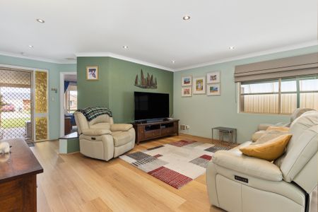 Stunning family home a stones throw away from the beach! - Photo 2