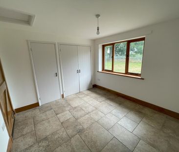 2 bedroom character property to rent - Photo 3