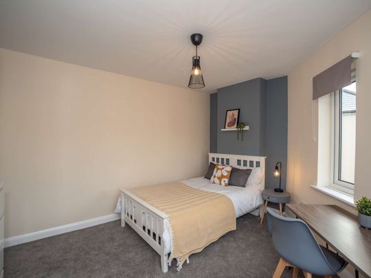 Beautiful rooms available in a professional house share - Photo 1