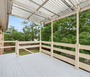 Freshly Painted Family Home in a Prime Doncaster East Location - Photo 4