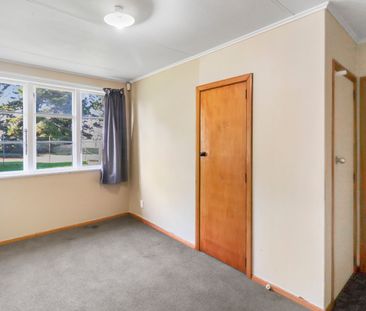 Charming 2-Bedroom Home in Papakura! - Photo 4
