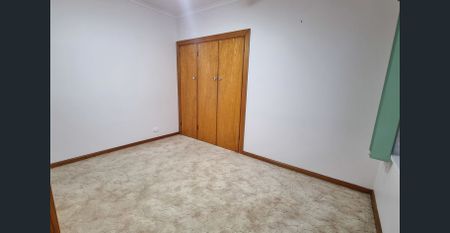 Large Family Home Gardening periodic maintenance service included within the rental price. - Photo 2