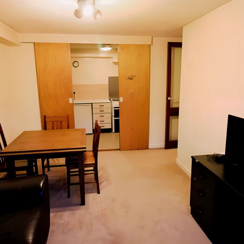 2 bedrooms 1 bathroom - Photo 1
