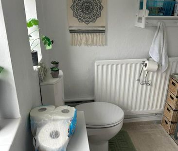 1 bedroom in a house share to rent - Photo 2