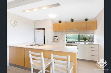 2 Bedroom 2 Bath 2 Carpark with Parkland Views! - Photo 5