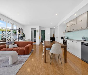 Top Floor Penthouse Apartment with Expansive Balcony - Photo 1