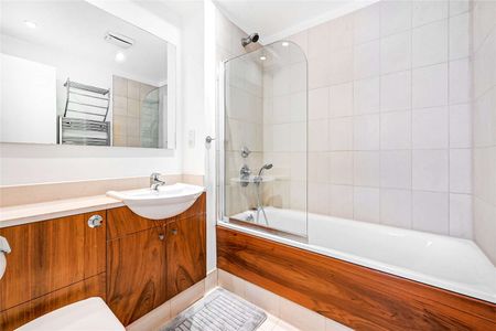 Impressive modern 2 bedroom, 2 bathroom split level apartment with garaged parking and 24/7 concierge. - Photo 3