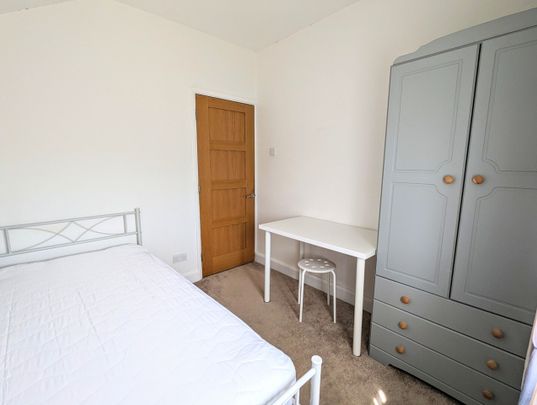 Room in a Shared House, London, SE9 - Photo 1