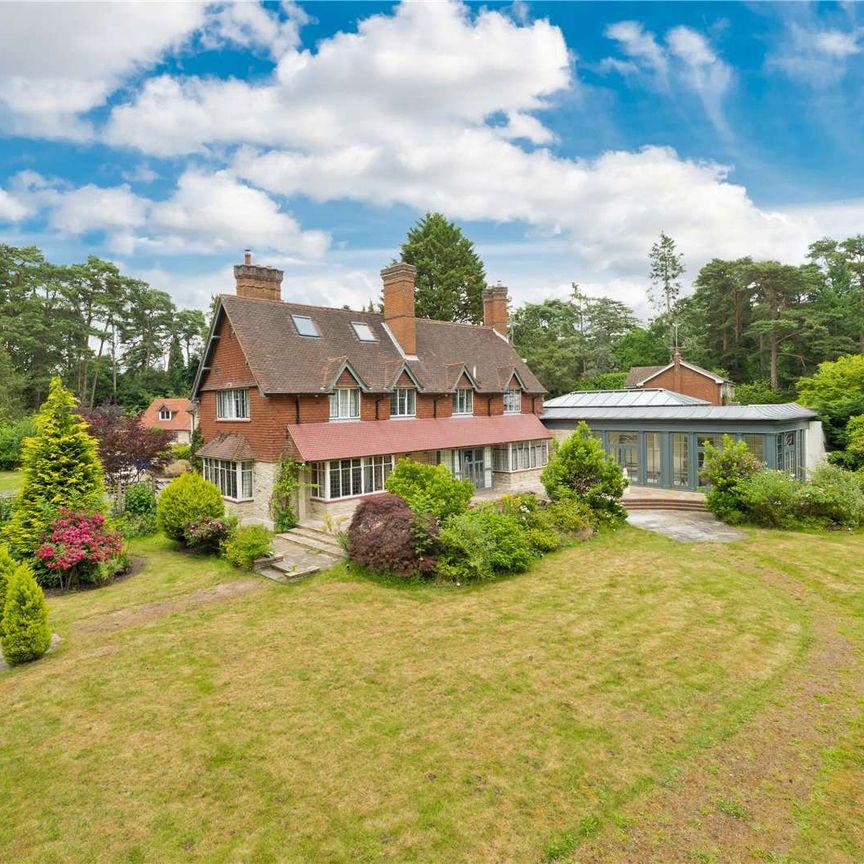 Available for Short or Long Term Lets. This distinguished family home has been extensively refurbished and is set within the prestigious St George's Hill Private Estate. - Photo 1