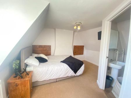 1 bedroom in a house share to rent - Photo 2