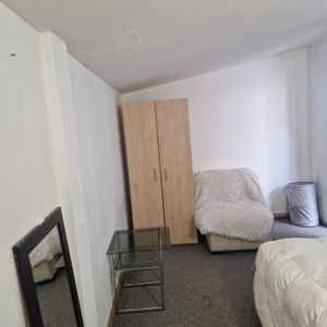 Room in a Shared House, St Michael Avenue, HA9 - Photo 2
