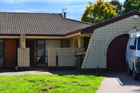 The perfect courtyard home! - Photo 3