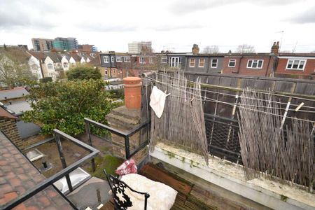 1 bedroom in a house share to rent - Photo 3