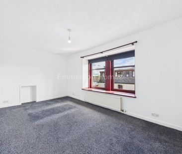 3 bedroom flat to rent - Photo 2