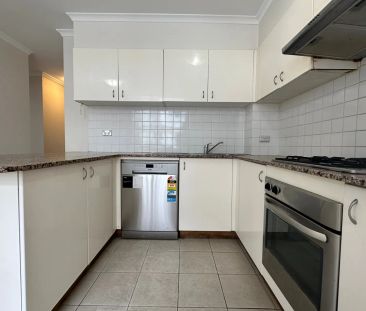 Top Floor Apartment, Your Cozy Retreat Close to Everything! - Photo 5