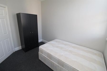 3 bedroom flat to rent - Photo 2