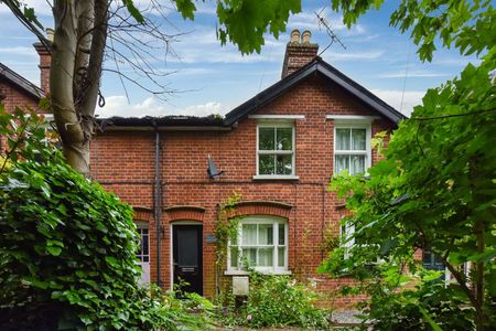 An immaculate two bedroom cottage with driveway parking - Photo 4