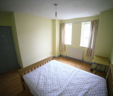 4 bedroom end of terrace house to rent - Photo 6