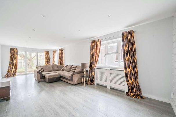 Snowdrop Way, West End, Woking, Surrey, GU24 - Photo 1