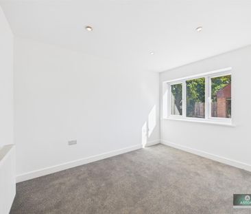 Old Hollow, Worth, Crawley - Photo 2