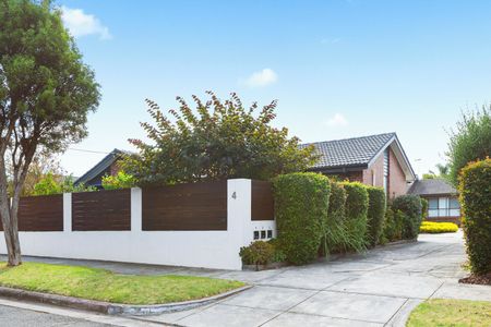 THREE BEDROOM FAMILY HOME - Photo 5