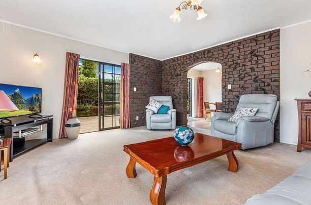 3-Bedroom home -Henderson Convenience! - Photo 1