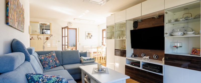 Attraktive Kapitalanlage mit Weitblick – gepflegte 2-Zimmer-Wohnung mit zwei Balkonen, TG-Stellplatz - Photo 1