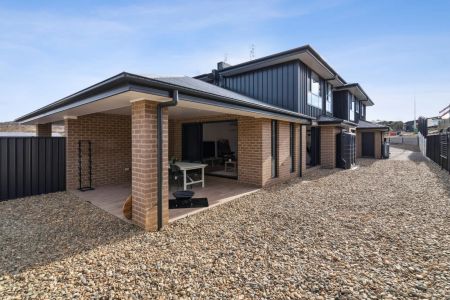 Spacious 5-Bedroom Furnished Home in the Heart of Jindabyne - Photo 4