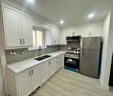 3276 Victory Crescent #Lower - Photo 2