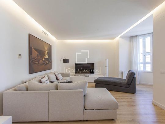 Excellent 6-bedroom apartment with a balcony for rent in El Pla del Remei, Valencia - Photo 1