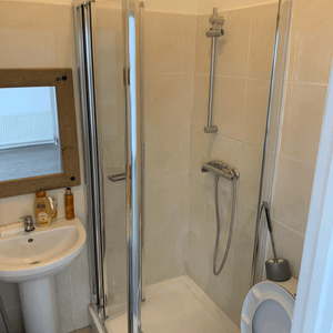 Self contained studio flat close to ilford station- £1200 pcm - Photo 2