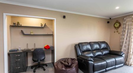 Executive 3 Bedroom Family Home in Wigram! - Photo 5