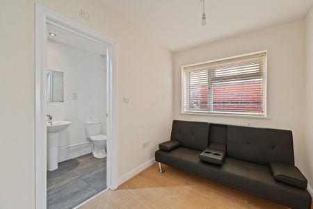 6 Bed Student Accommodation - Photo 2