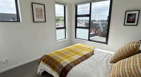 Award-Winning New Townhouse -3 bedroom 2 bathroom - Photo 4