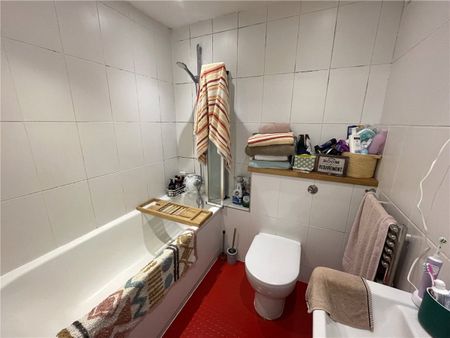 A modern compact 1 bedroom flat in an excellent central location close to the Train Station and the City Centre. - Photo 4