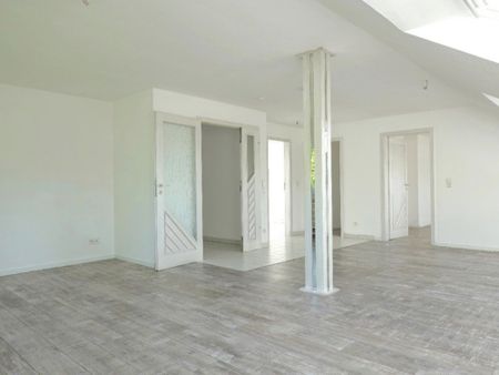 Gepflegte ca. 89 m² große DG-Wohnung mit großem Wohn-/Esszimmer, Tageslichtbad und PKW-Stellplatz - Photo 2