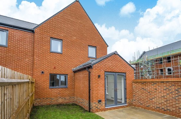 3 bedroom semi-detached house to rent - Photo 1