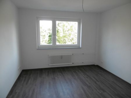 Großzügiges Wohnzimmer und eleganter Design-Bodenbelag in den Räumen - Photo 2