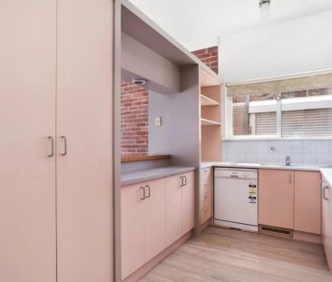 Character, Courtyards & City Buzz – All in One Richmond Package! - Photo 6