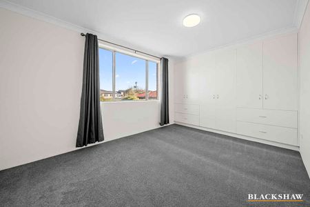 FULLY RENOVATED UNIT JUST A SHORT STROLL TO THE CENTRE OF TOWN - Photo 3