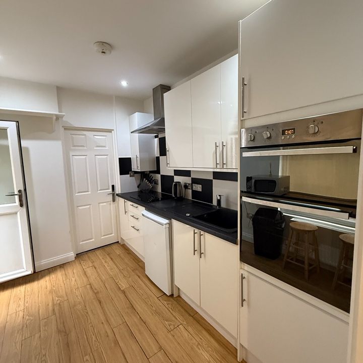 Bedsit, High Town Road, LU2 - Photo 1