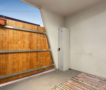 Modern two storey apartment - Photo 1