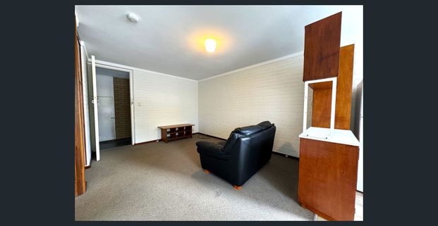Discover the ease of living in this charming Lock and Leave furnished unit! - Photo 1