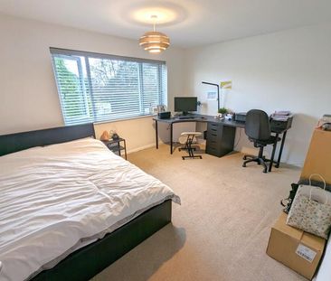 Thorsden Close, Woking, Surrey, GU22 - Photo 2