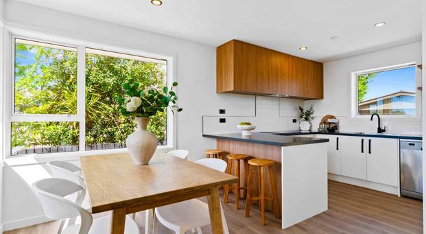 Renovated 3 Bedroom Gem on Spacious Grounds! Available for a 6 month tenancy. - Photo 1