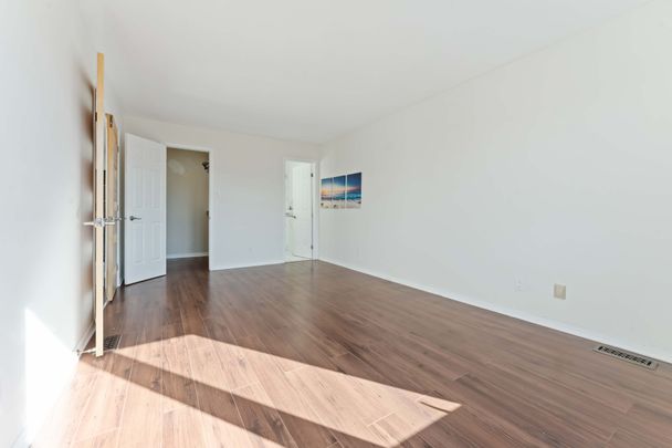 For Lease - 7 Castlethorpe Crescent, South of Baseline to Knoxdale, Ontario - Photo 1