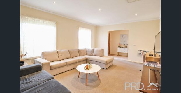 3 BEDROOM FAMILY HOME - Photo 1
