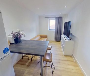 3 bedroom flat to rent - Photo 3