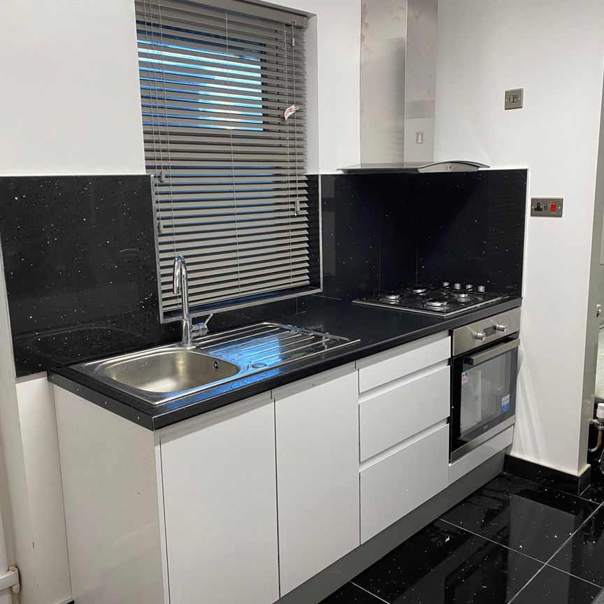 Stunning 2 Bedroom flat available all bills included – Coventry Road - Photo 1